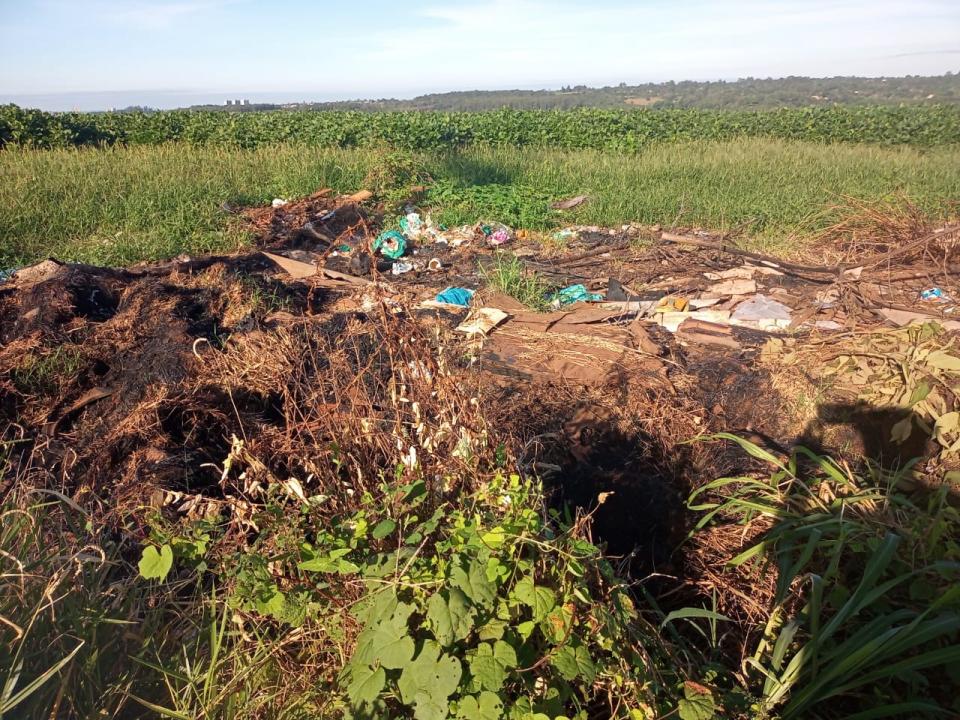 Foto 7 de 10 — Terrenos viram lixão a céu aberto no Valle Verde